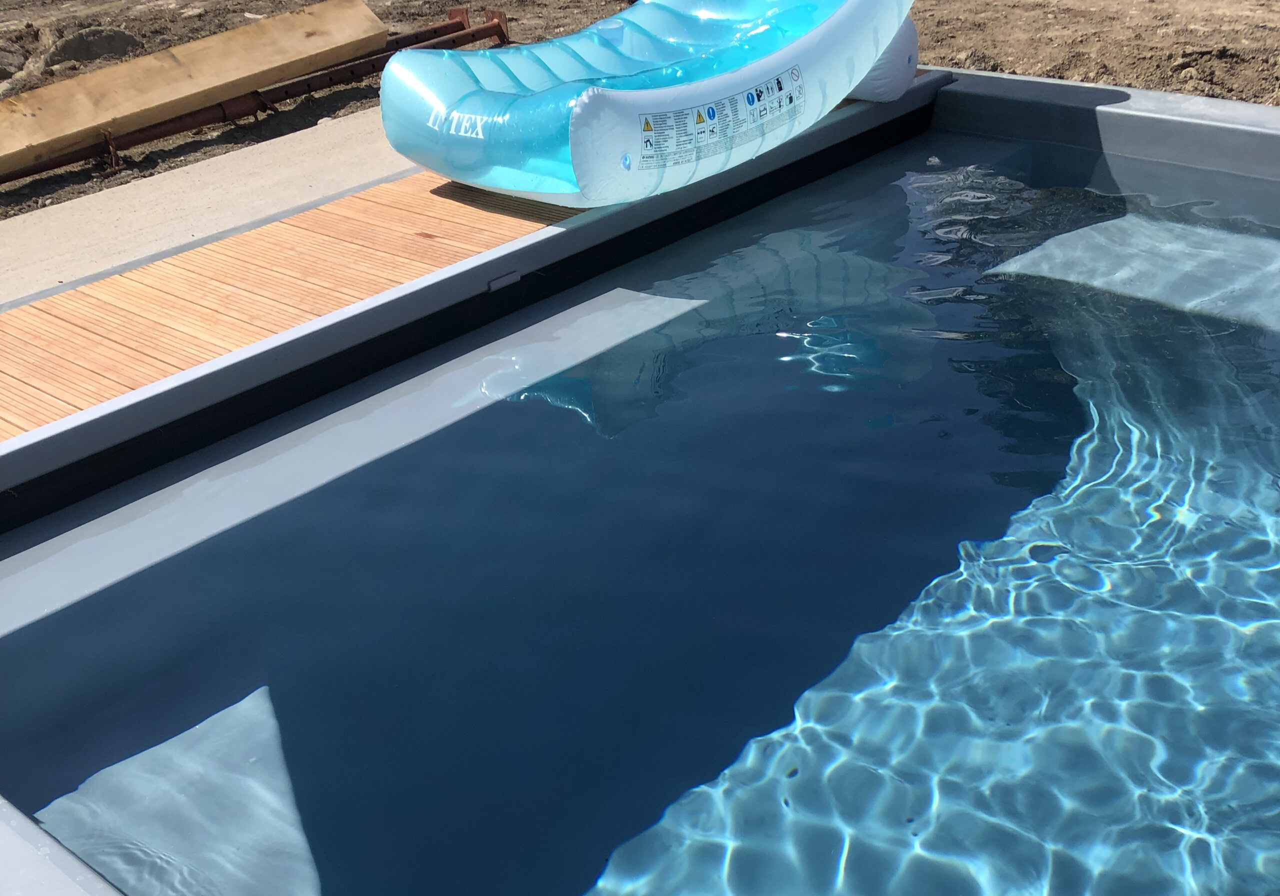 Installation d'une piscine coque Freedom avec volet integré à Tarbes