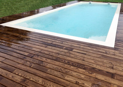 Installation d'une piscine coque Freedom avec terrasse en bois à Tarbes